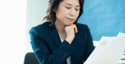 採用担当　悩む女性　写真