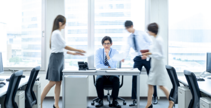 採用担当　多忙　写真