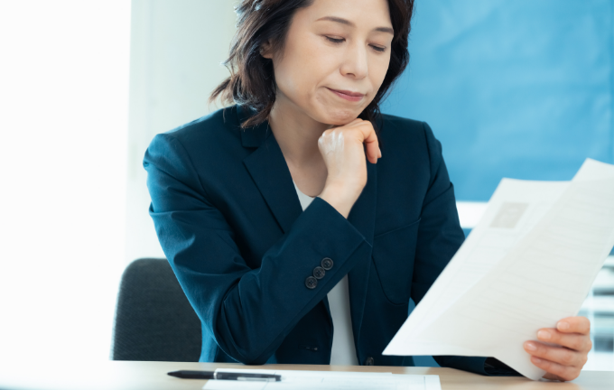 採用担当　悩む女性　写真
