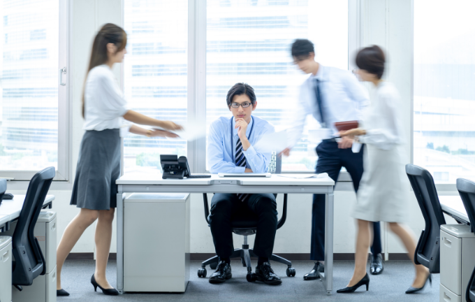採用担当　多忙　写真